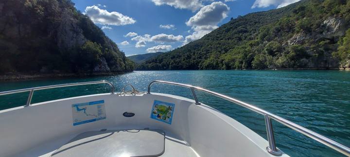 Balade en bateau sur le lac d'Esparron