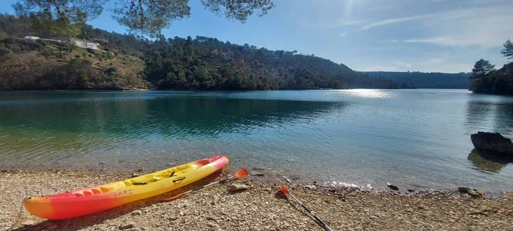 Un kayak sur la rive du lac d'Esparron