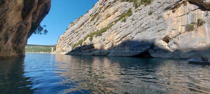 Falaises calcaires des gorges vues depuis l'eau turquoise