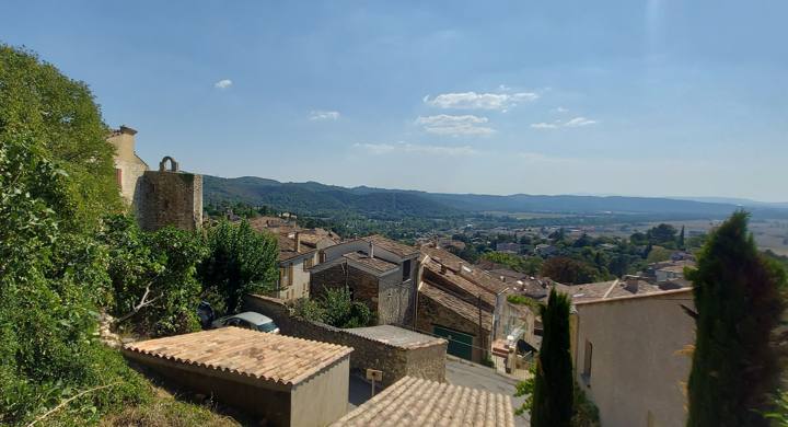 Les toits de Gréoux et la vallée vus depuis les hauteurs du village